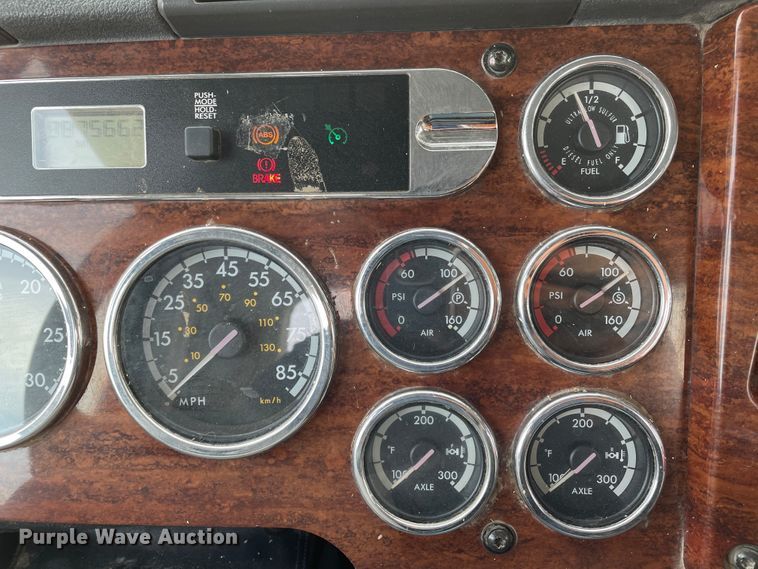 image for item DJ5018 2010 Freightliner Cascadia 125  semi truck