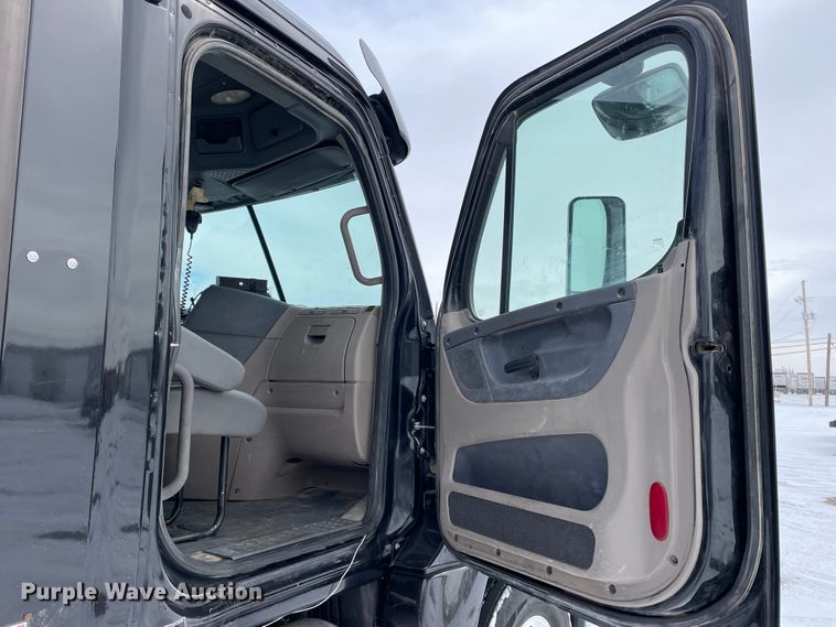 image for item DJ5018 2010 Freightliner Cascadia 125  semi truck