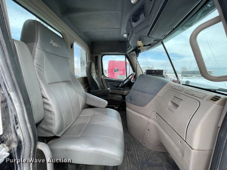 image for item DJ5018 2010 Freightliner Cascadia 125  semi truck