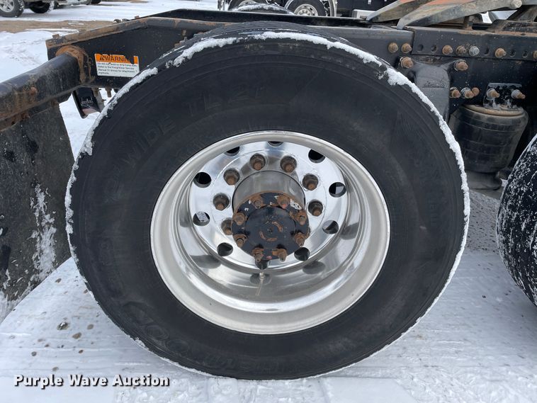 image for item DJ5018 2010 Freightliner Cascadia 125  semi truck