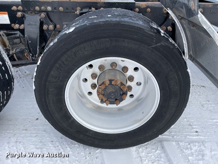 image for item DJ5018 2010 Freightliner Cascadia 125  semi truck