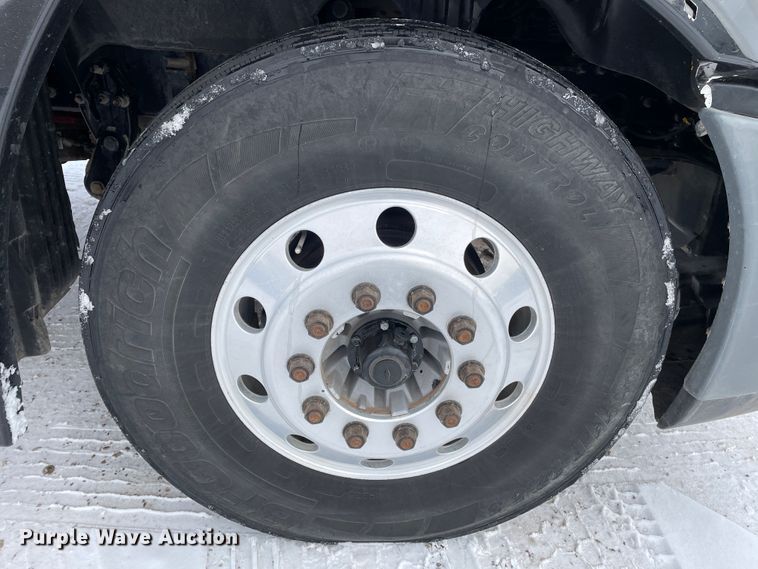 image for item DJ5018 2010 Freightliner Cascadia 125  semi truck