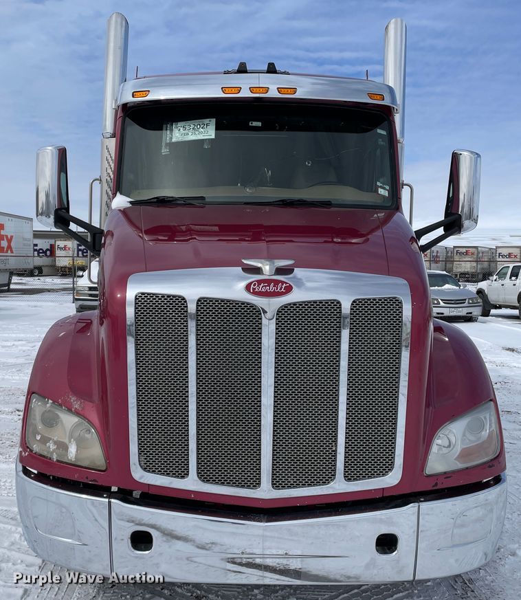 image for item DJ5019 2017 Peterbilt 579  semi truck