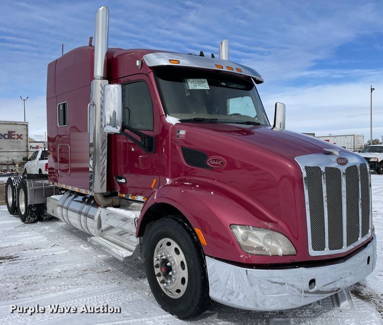 image for item DJ5019 2017 Peterbilt 579  semi truck