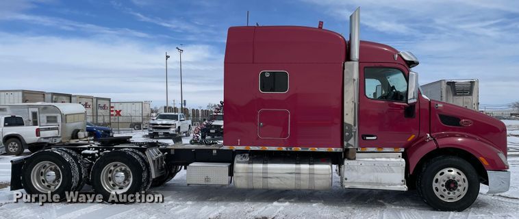 image for item DJ5019 2017 Peterbilt 579  semi truck