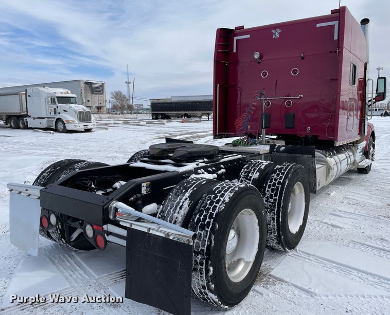 image for item DJ5019 2017 Peterbilt 579  semi truck