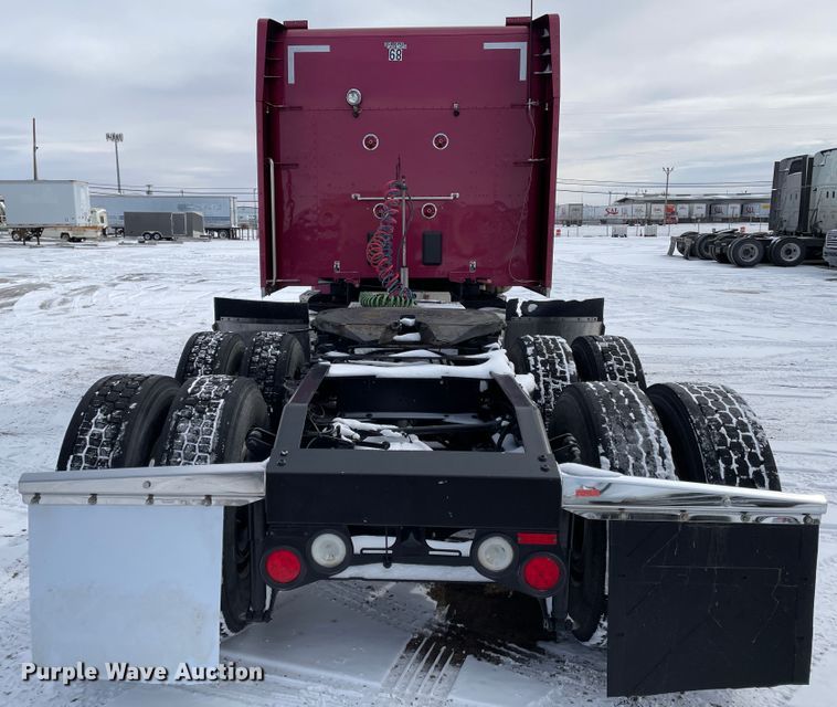 image for item DJ5019 2017 Peterbilt 579  semi truck