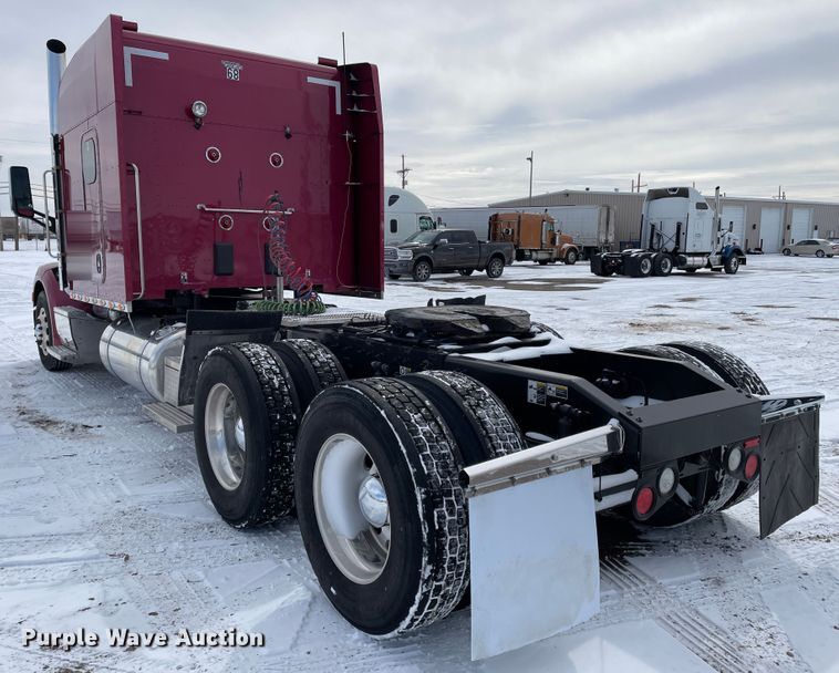 image for item DJ5019 2017 Peterbilt 579  semi truck