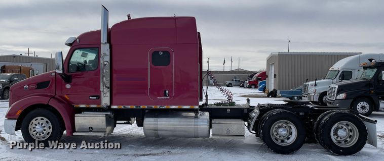 image for item DJ5019 2017 Peterbilt 579  semi truck