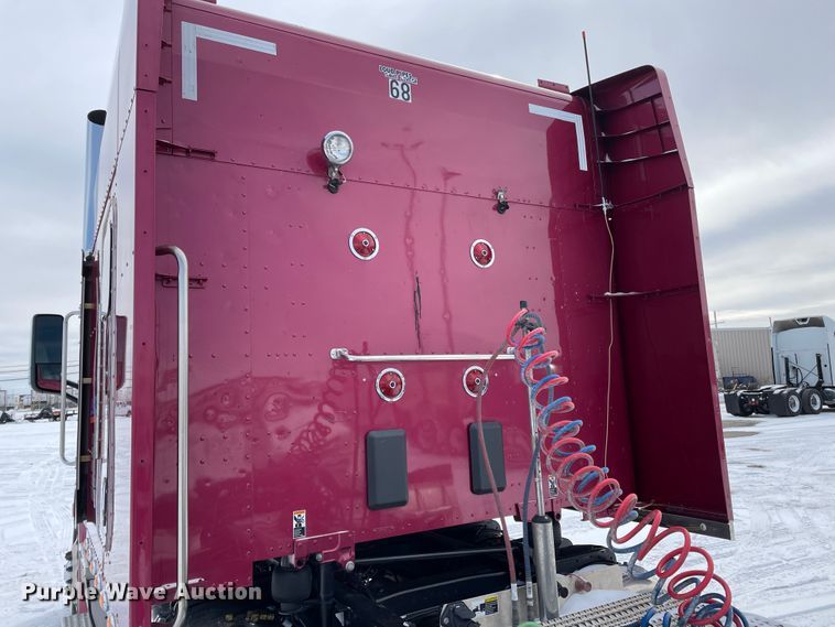 image for item DJ5019 2017 Peterbilt 579  semi truck