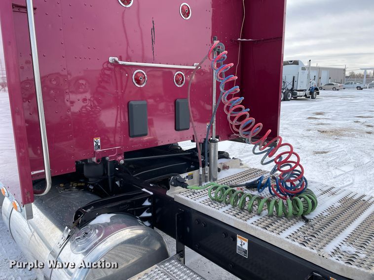 image for item DJ5019 2017 Peterbilt 579  semi truck