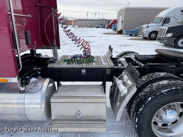 image for item DJ5019 2017 Peterbilt 579  semi truck