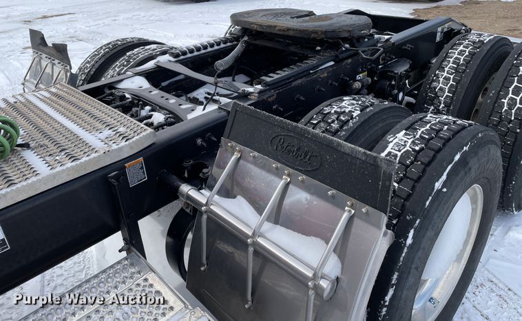 image for item DJ5019 2017 Peterbilt 579  semi truck