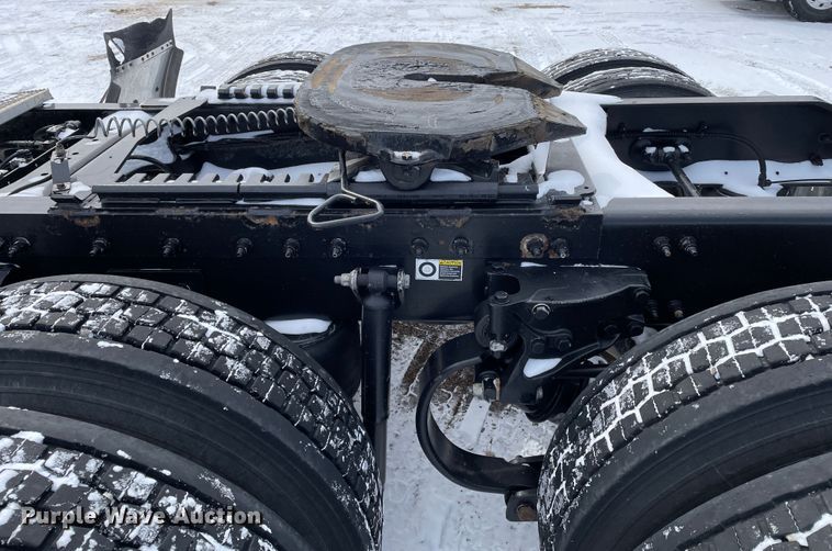 image for item DJ5019 2017 Peterbilt 579  semi truck