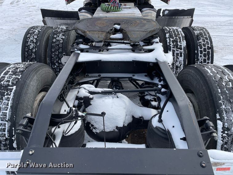 image for item DJ5019 2017 Peterbilt 579  semi truck