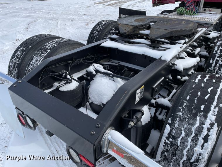 image for item DJ5019 2017 Peterbilt 579  semi truck