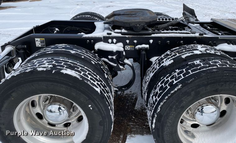 image for item DJ5019 2017 Peterbilt 579  semi truck