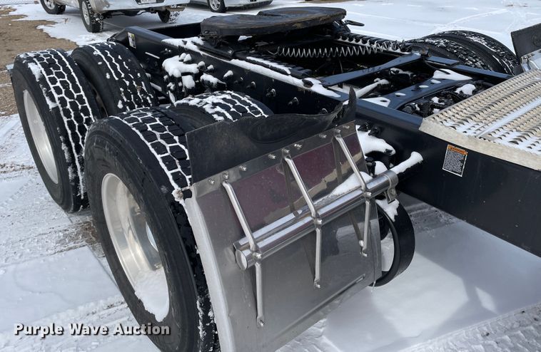 image for item DJ5019 2017 Peterbilt 579  semi truck