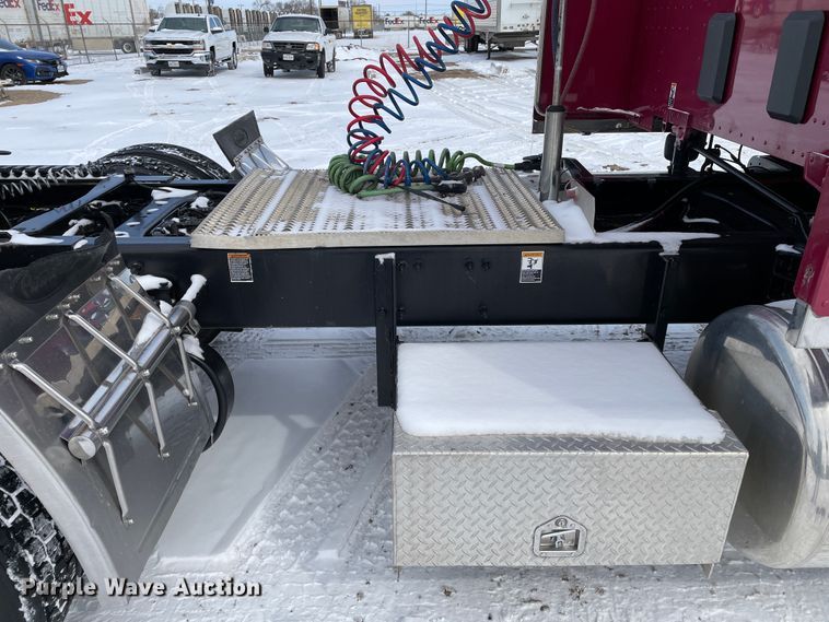 image for item DJ5019 2017 Peterbilt 579  semi truck