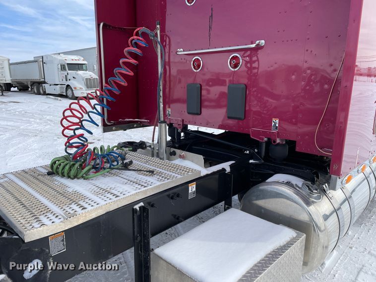 image for item DJ5019 2017 Peterbilt 579  semi truck