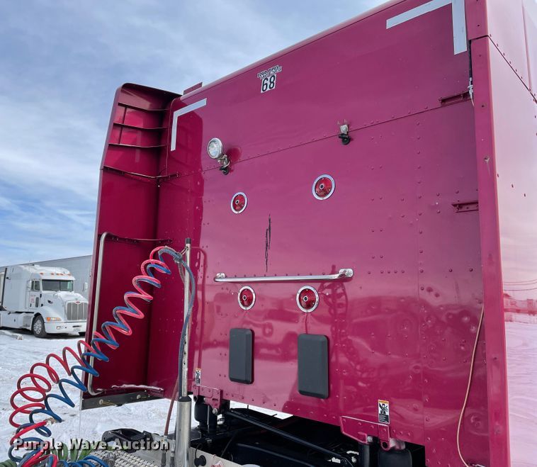 image for item DJ5019 2017 Peterbilt 579  semi truck