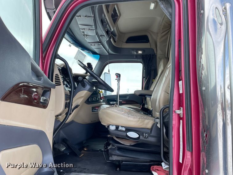 image for item DJ5019 2017 Peterbilt 579  semi truck