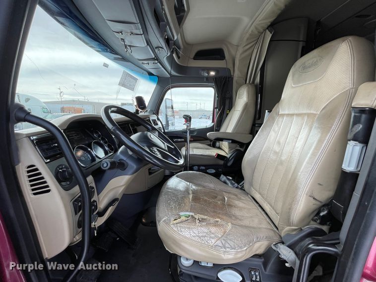 image for item DJ5019 2017 Peterbilt 579  semi truck