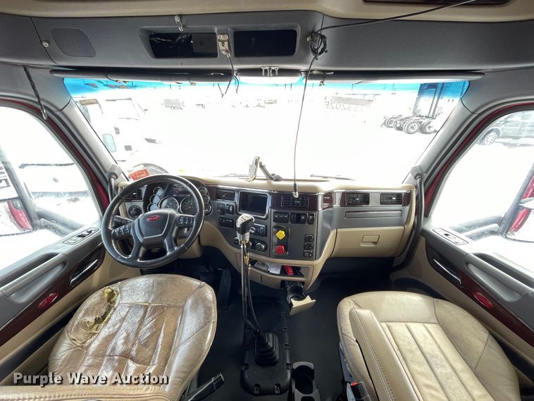 image for item DJ5019 2017 Peterbilt 579  semi truck