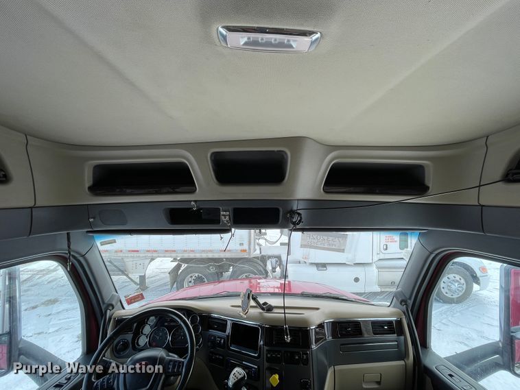 image for item DJ5019 2017 Peterbilt 579  semi truck