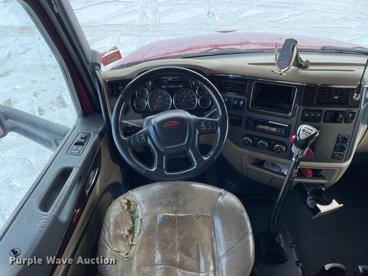 image for item DJ5019 2017 Peterbilt 579  semi truck