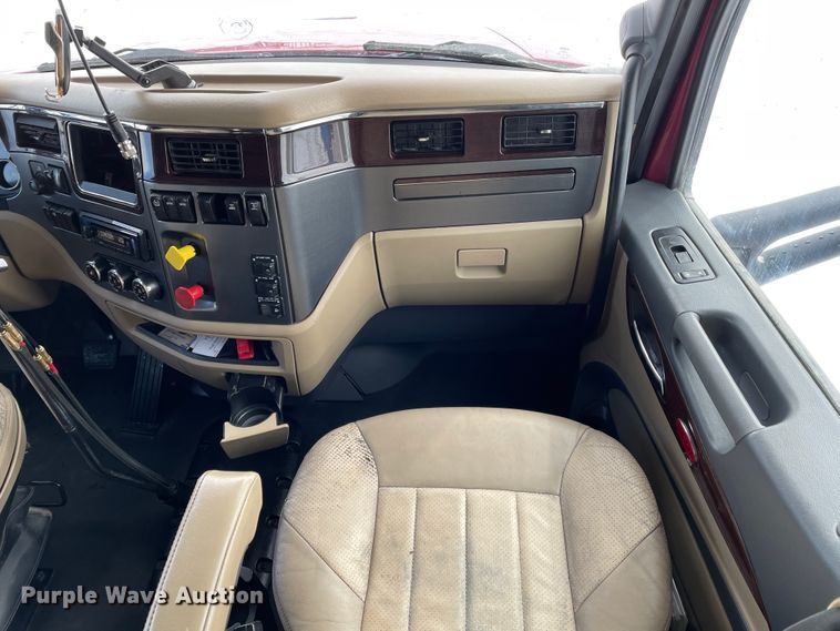 image for item DJ5019 2017 Peterbilt 579  semi truck