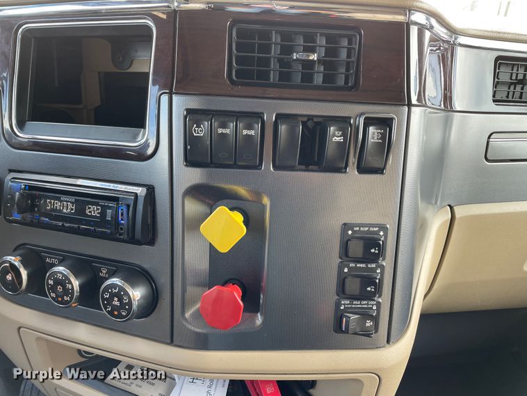 image for item DJ5019 2017 Peterbilt 579  semi truck