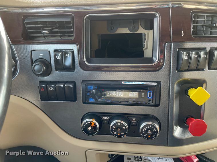 image for item DJ5019 2017 Peterbilt 579  semi truck