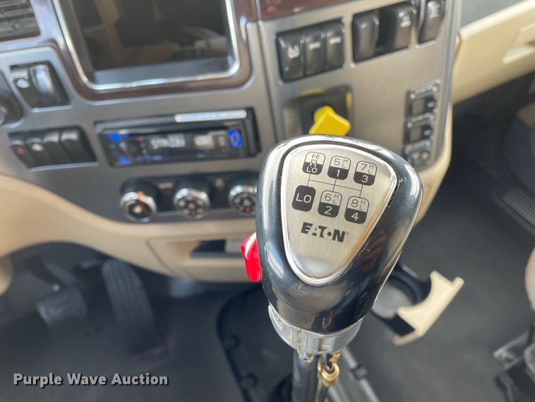 image for item DJ5019 2017 Peterbilt 579  semi truck