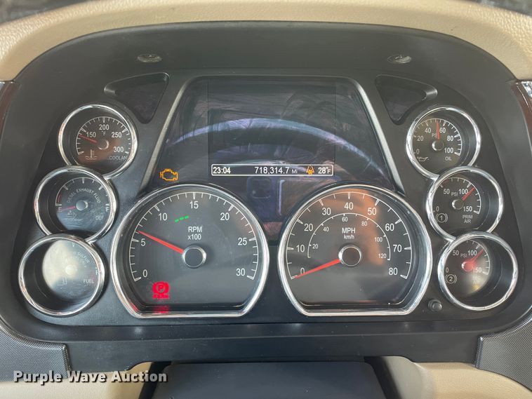 image for item DJ5019 2017 Peterbilt 579  semi truck