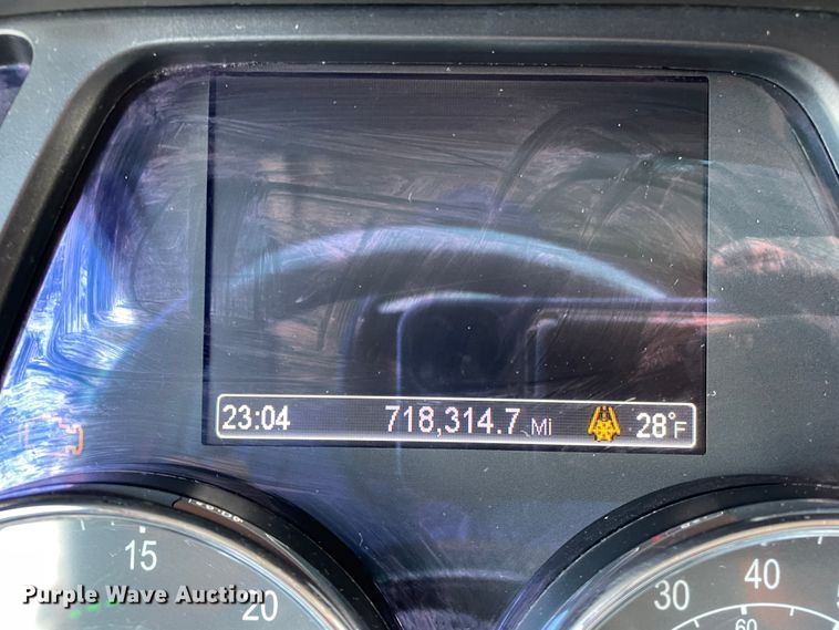 image for item DJ5019 2017 Peterbilt 579  semi truck