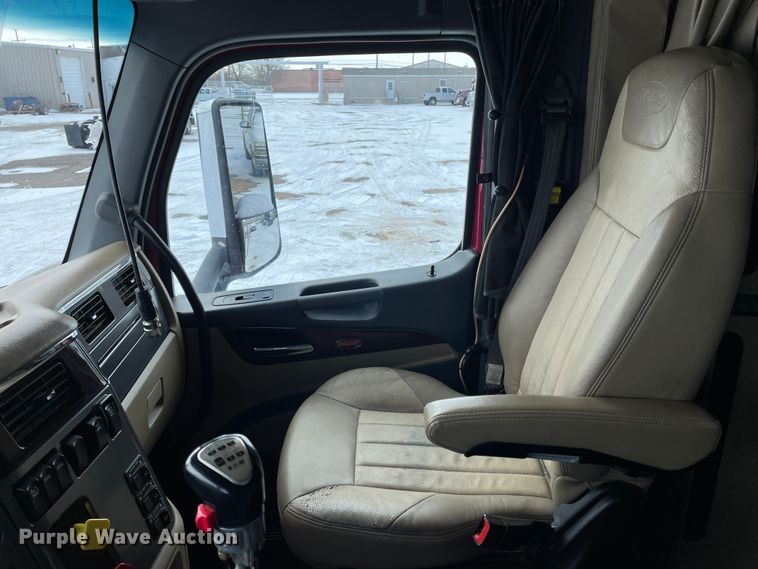 image for item DJ5019 2017 Peterbilt 579  semi truck