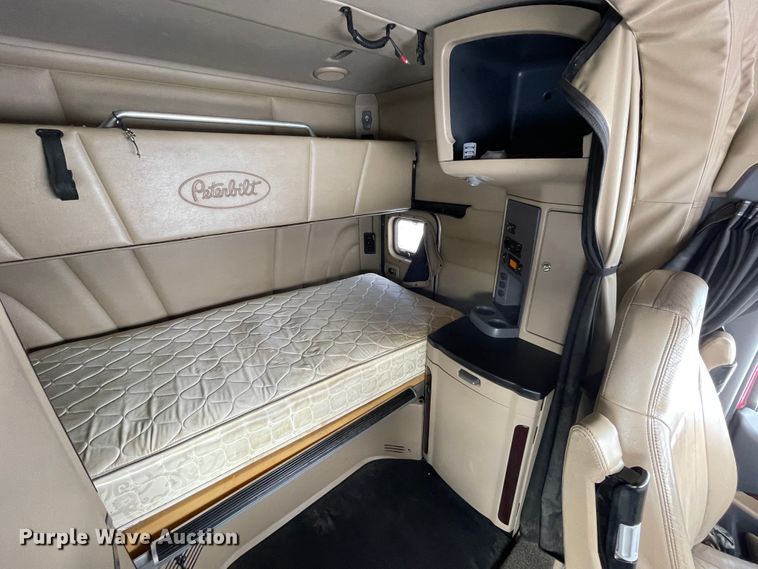 image for item DJ5019 2017 Peterbilt 579  semi truck