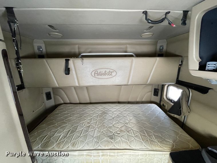 image for item DJ5019 2017 Peterbilt 579  semi truck