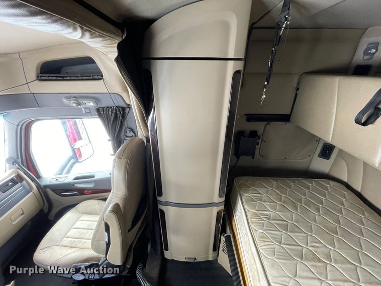 image for item DJ5019 2017 Peterbilt 579  semi truck