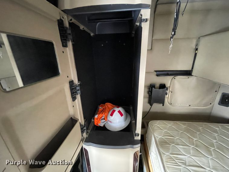 image for item DJ5019 2017 Peterbilt 579  semi truck