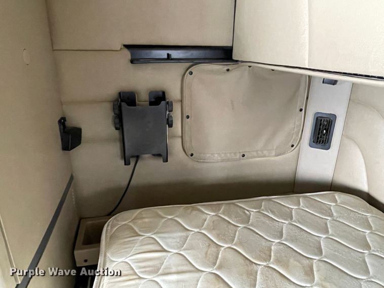 image for item DJ5019 2017 Peterbilt 579  semi truck