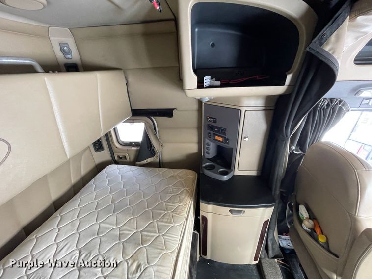 image for item DJ5019 2017 Peterbilt 579  semi truck