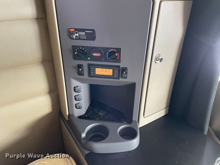 image for item DJ5019 2017 Peterbilt 579  semi truck