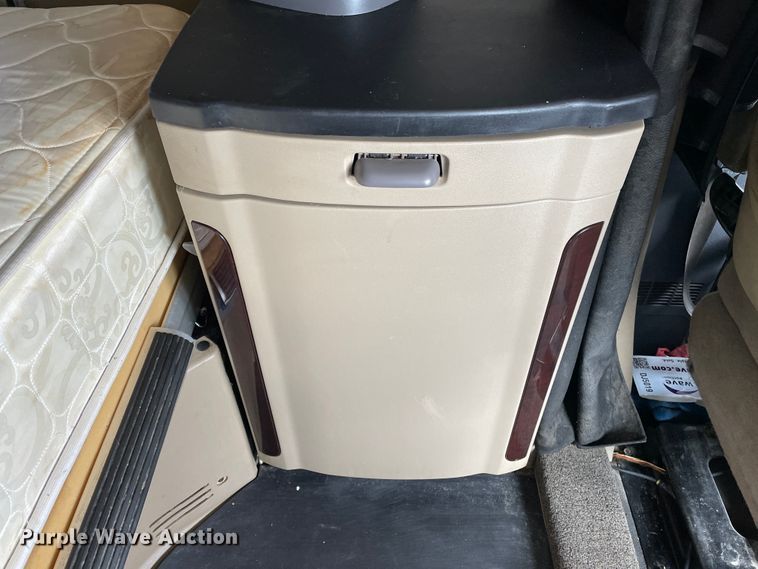 image for item DJ5019 2017 Peterbilt 579  semi truck