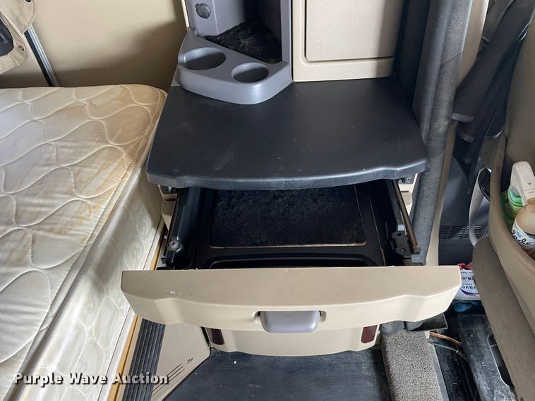 image for item DJ5019 2017 Peterbilt 579  semi truck