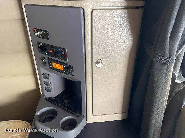 image for item DJ5019 2017 Peterbilt 579  semi truck