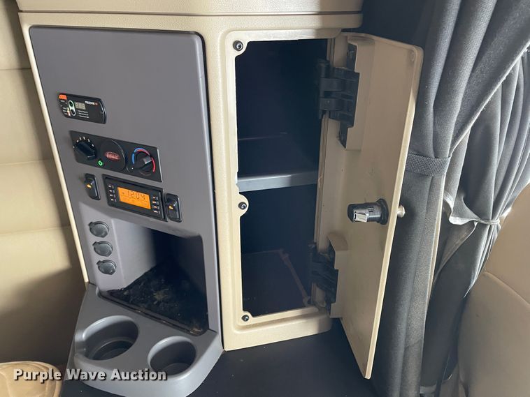 image for item DJ5019 2017 Peterbilt 579  semi truck