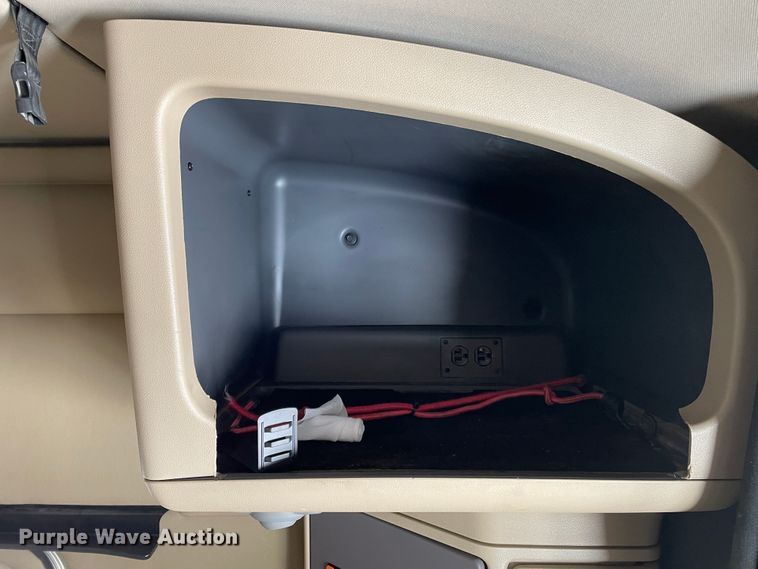 image for item DJ5019 2017 Peterbilt 579  semi truck