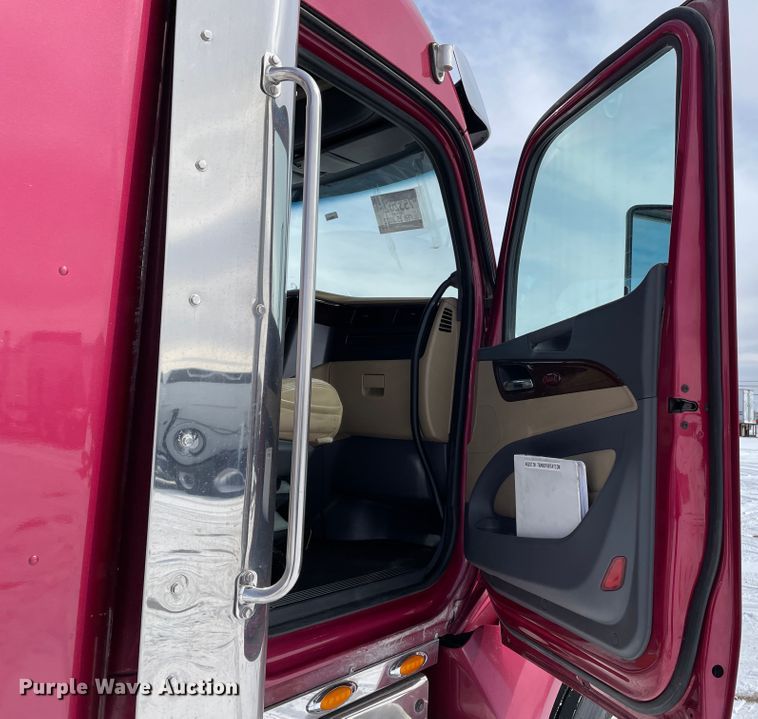 image for item DJ5019 2017 Peterbilt 579  semi truck